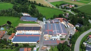 Firmengelände der Lampart Holz GmbH bei der Arbeit an einem Dachstuhl