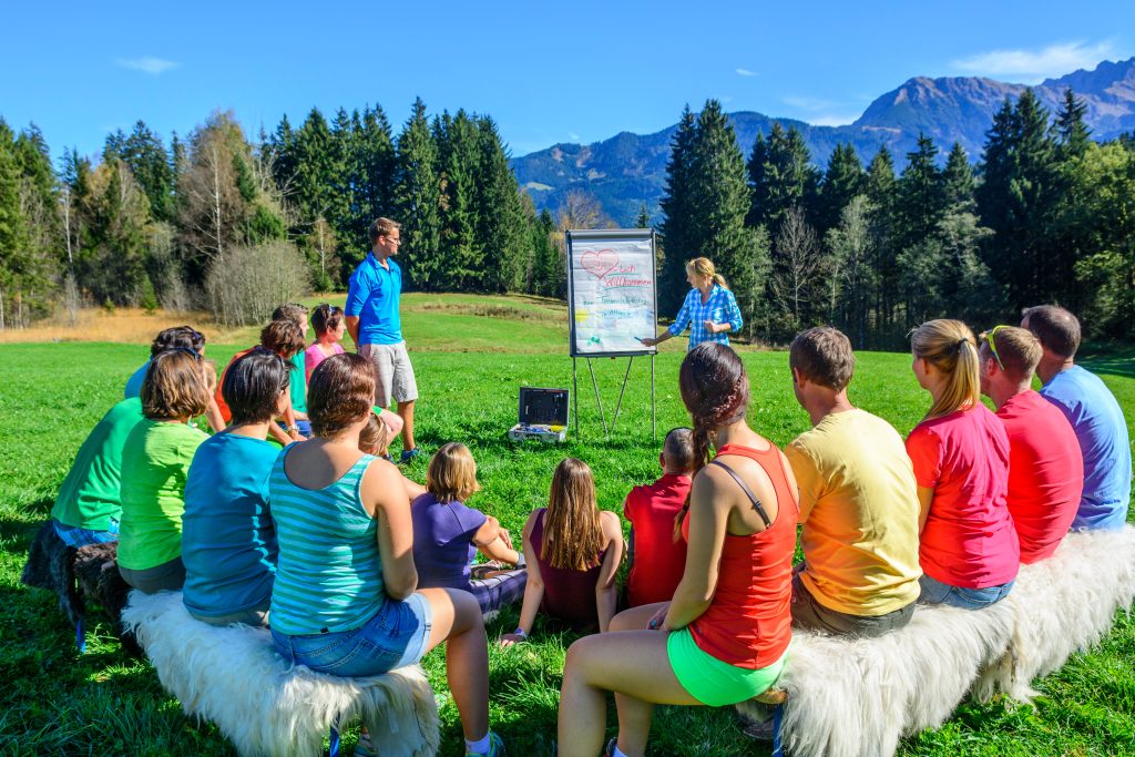 Team beim Outdoor-Workshop der TEAMPERIUM GmbH im Allgäu während einer Teamentwicklungsmaßnahme