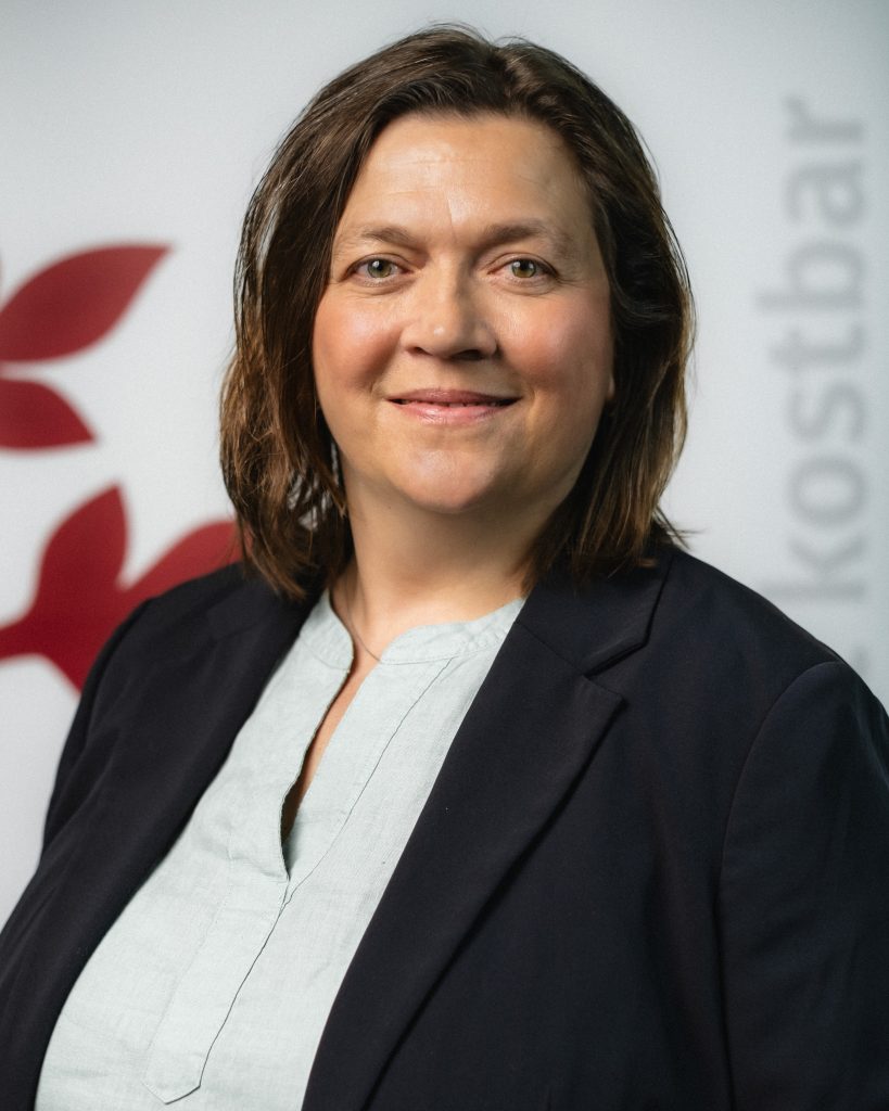 Eva Mang Dominikus-Ringeisen-Werks Pfaffenhausen bei der Arbeit in der Werkstatt