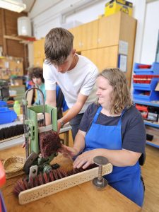 Mitarbeitende des Dominikus-Ringeisen-Werks bei Montagearbeiten in der Werkstatt Pfaffenhausen