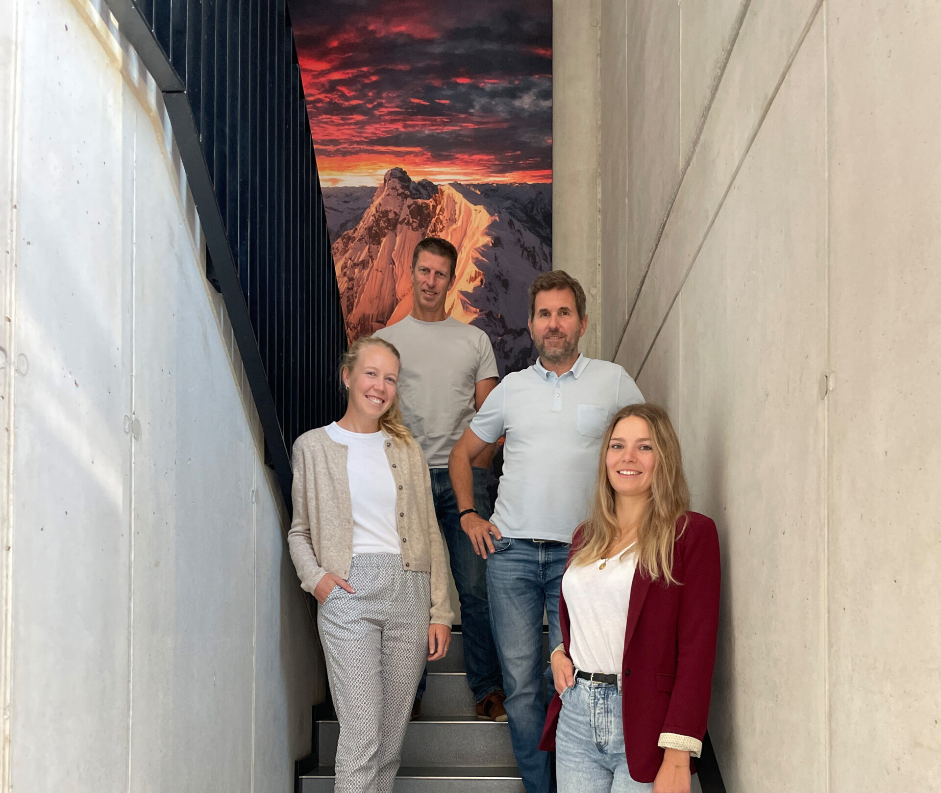 Alt-Text Beitragsbild: Geschäftsführer Daniel Anwander mit dem Team der Anwander Sachverständigen