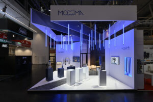 Moderner Messestand mit Lichtdesign und Markeninszenierung