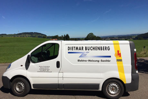 Handwerker arbeitet an Elektro, Heizungs- oder Sanitärinstallation im Allgäu