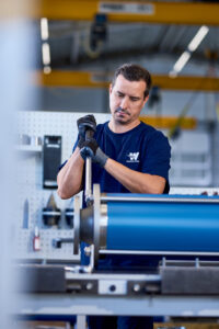 Mitarbeiter bei der Schulung an Pumpentechnik in der Pumpenfabrik Wangen