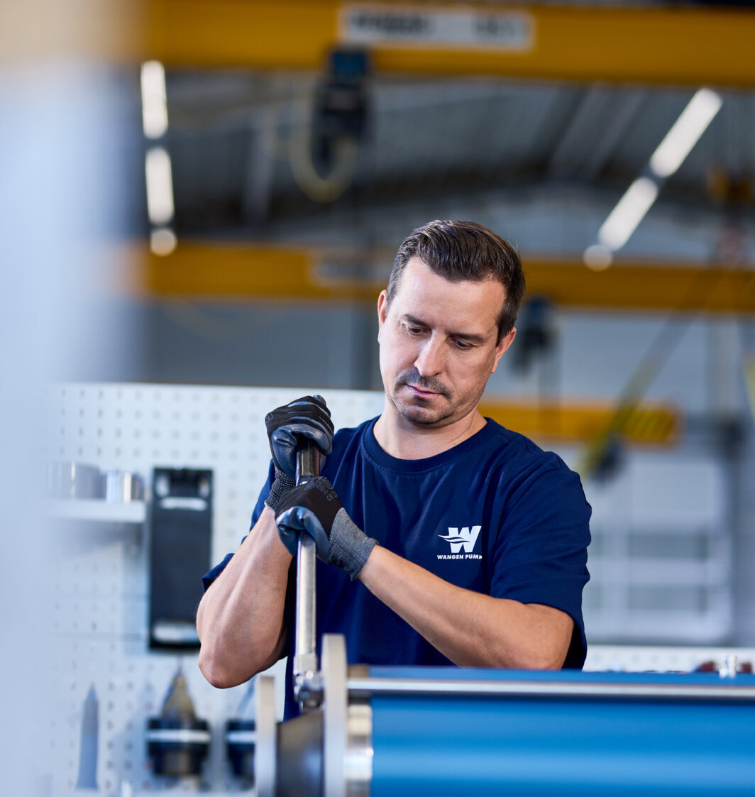 Mitarbeiter bei der Schulung an Pumpentechnik in der Pumpenfabrik Wangen