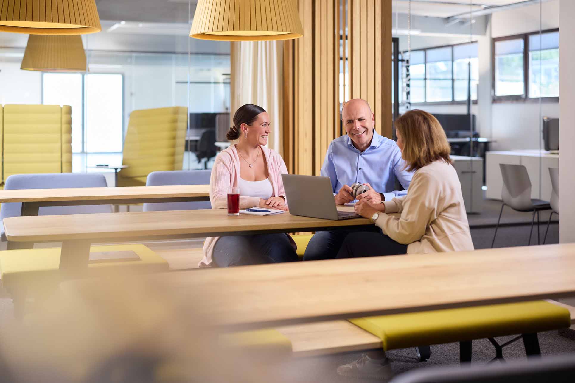 Mitarbeiter der Pumpenfabrik Wangen GmbH bei der Produktion von Industriepumpen